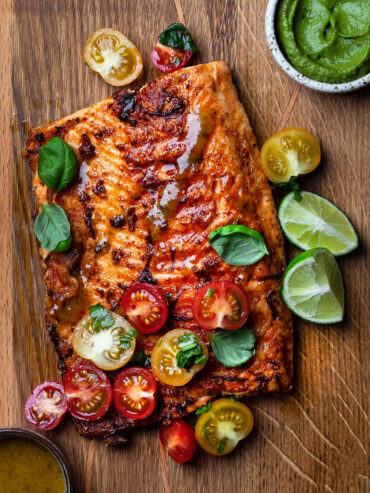 Gegrilltes Lachsfilet mit buntem Tomatensalat und Avocado-Sauce
