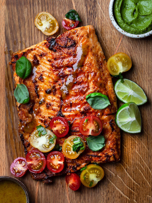 Gegrilltes Lachsfilet mit buntem Tomatensalat und Avocado-Sauce