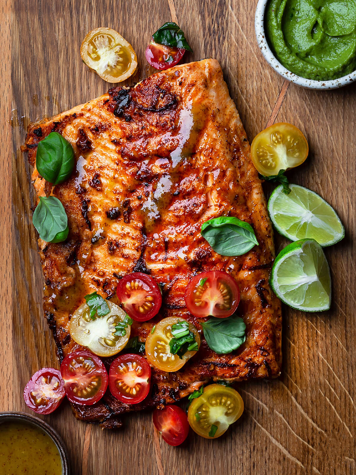 Gegrilltes Lachsfilet mit buntem Tomatensalat und Avocado-Sauce