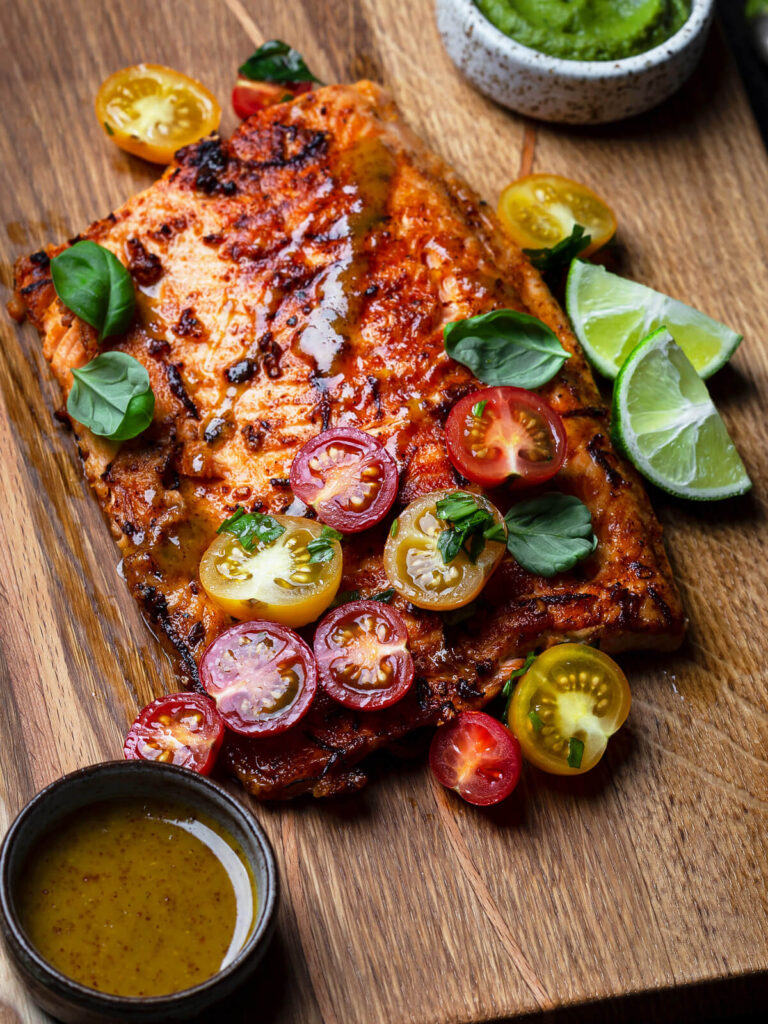 Gegrilltes Lachsfilet mit buntem Tomatensalat und Avocado-Sauce