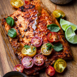 Gegrilltes Lachsfilet mit buntem Tomatensalat und Avocado-Sauce