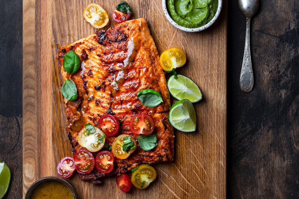 Gegrilltes Lachsfilet mit buntem Tomatensalat und Avocado-Sauce