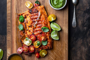 Gegrilltes Lachsfilet mit buntem Tomatensalat und Avocado-Sauce