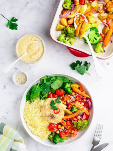 Gemüse-Bowl mit Hummus und Couscous