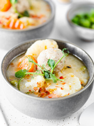 Gemüsesuppe mit Hähnchen-Bällchen