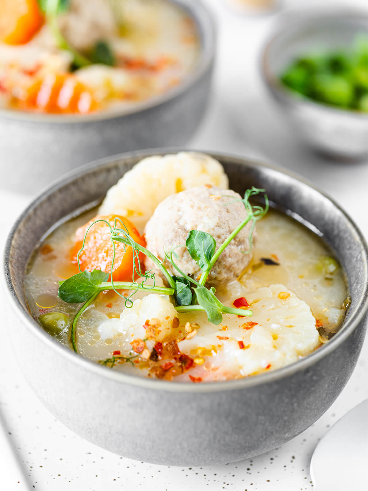 Gemüsesuppe mit Hähnchen-Bällchen