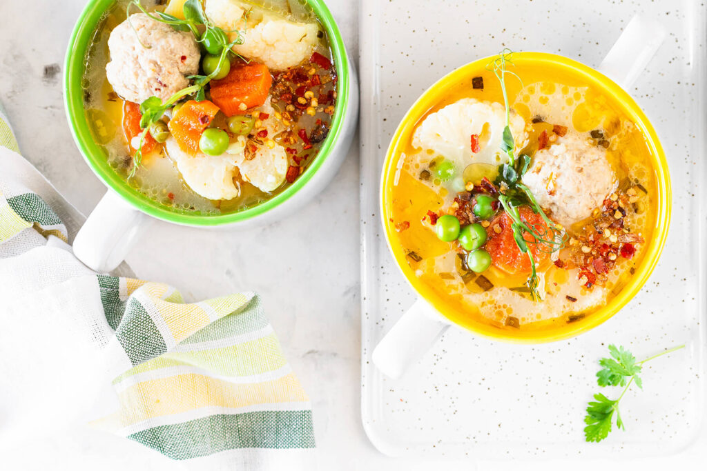 Gemüsesuppe mit Hähnchen-Bällchen