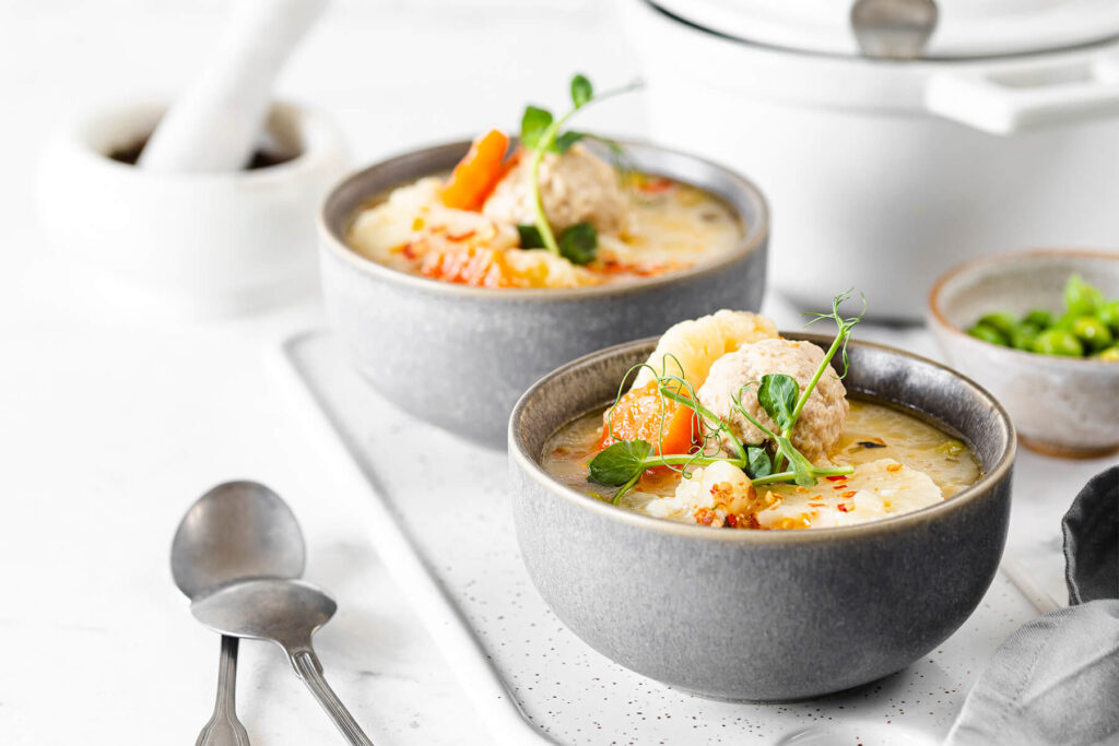 Gemüsesuppe mit Hähnchen-Bällchen