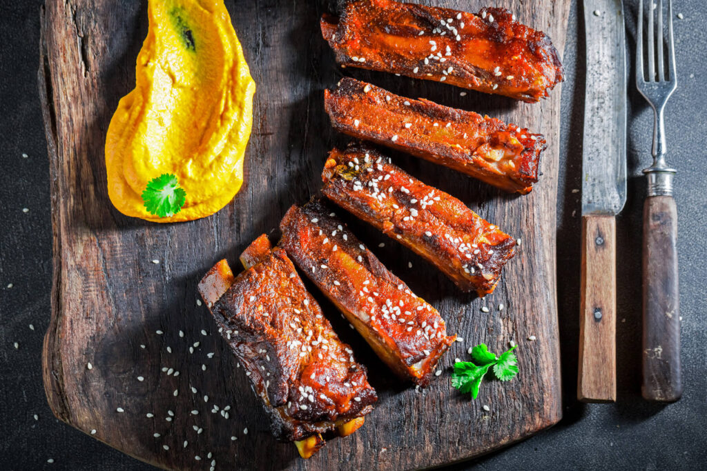 Glasierte Spareribs vom Grill – Zarte Schweinerippchen mit scharfer Chili-Marinade, Honig-BBQ-Glasur und Sesam