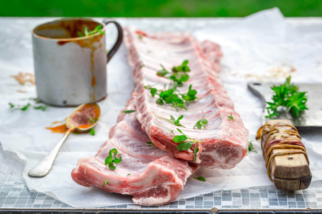 Glasierte Spareribs vom Grill – Zarte Schweinerippchen mit scharfer Chili-Marinade, Honig-BBQ-Glasur und Sesam