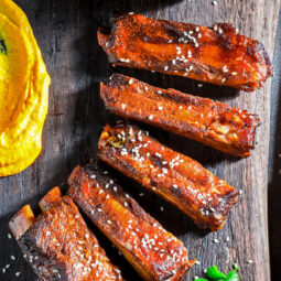Glasierte Spareribs vom Grill – Zarte Schweinerippchen mit scharfer Chili-Marinade, Honig-BBQ-Glasur und Sesam