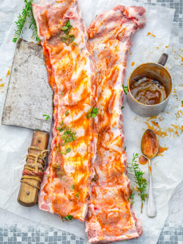 Glasierte Spareribs vom Grill – Zarte Schweinerippchen mit scharfer Chili-Marinade, Honig-BBQ-Glasur und Sesam
