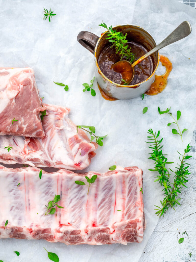 Glasierte Spareribs vom Grill – Zarte Schweinerippchen mit scharfer Chili-Marinade, Honig-BBQ-Glasur und Sesam