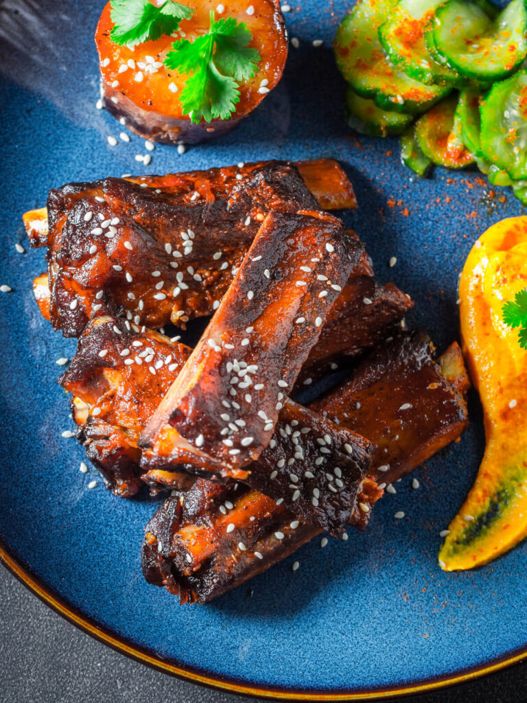Glasierte Spareribs vom Grill – Zarte Schweinerippchen mit scharfer Chili-Marinade, Honig-BBQ-Glasur und Sesam