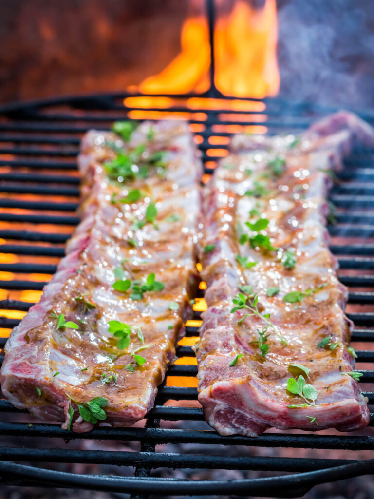 Glasierte Spareribs vom Grill – Zarte Schweinerippchen mit scharfer Chili-Marinade, Honig-BBQ-Glasur und Sesam