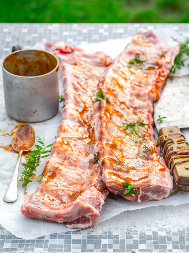 Glasierte Spareribs vom Grill – Zarte Schweinerippchen mit scharfer Chili-Marinade, Honig-BBQ-Glasur und Sesam