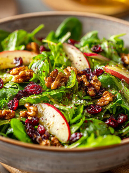 Grünkohl-Apfel-Salat mit Walnüssen und Cranberries
