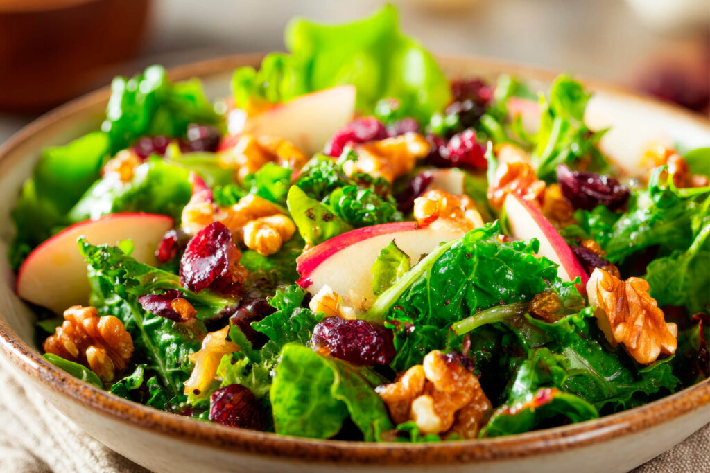 Grünkohl-Apfel-Salat mit Walnüssen und Cranberries