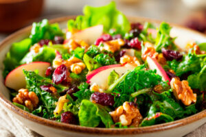Grünkohl-Apfel-Salat mit Walnüssen und Cranberries