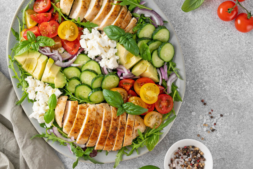 Hähnchen-Avocado-Feta-Salat Komposition