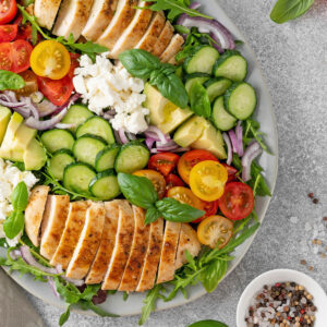 Hähnchen-Avocado-Feta-Salat Komposition