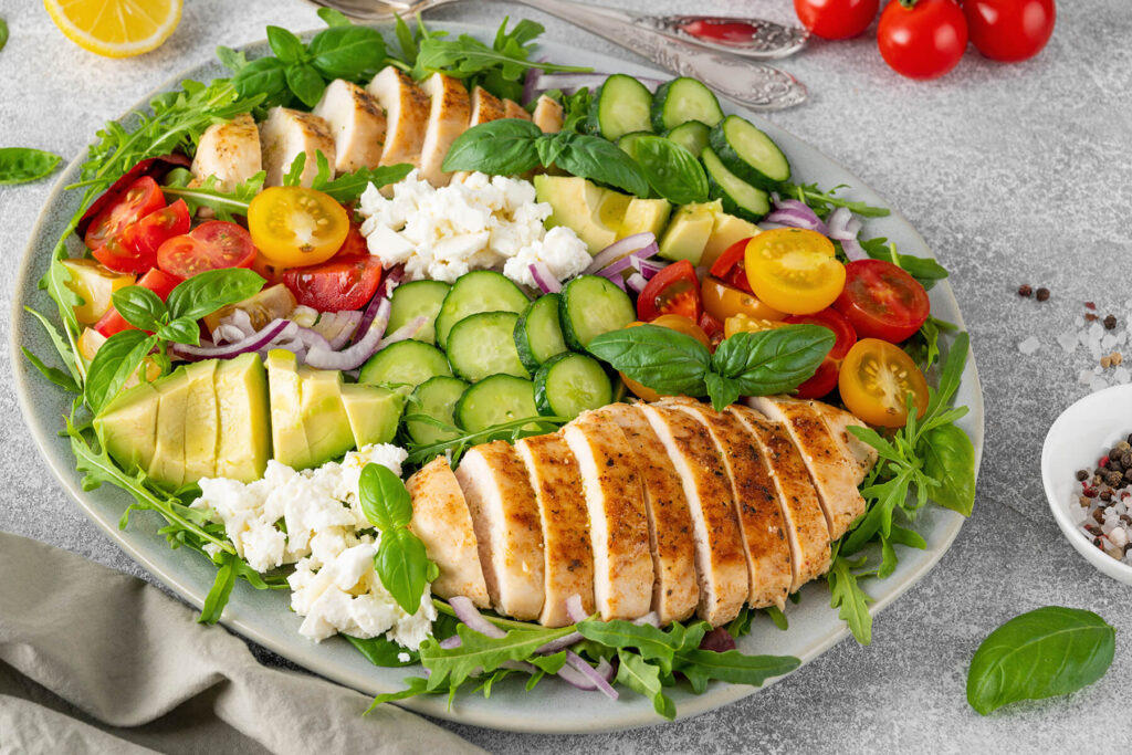 Hähnchen-Avocado-Salat mit Feta, Rucola und Cherrytomaten – mediterraner Power-Salat