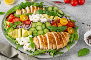 Hähnchen-Avocado-Salat mit Feta, Rucola und Cherrytomaten – mediterraner Power-Salat