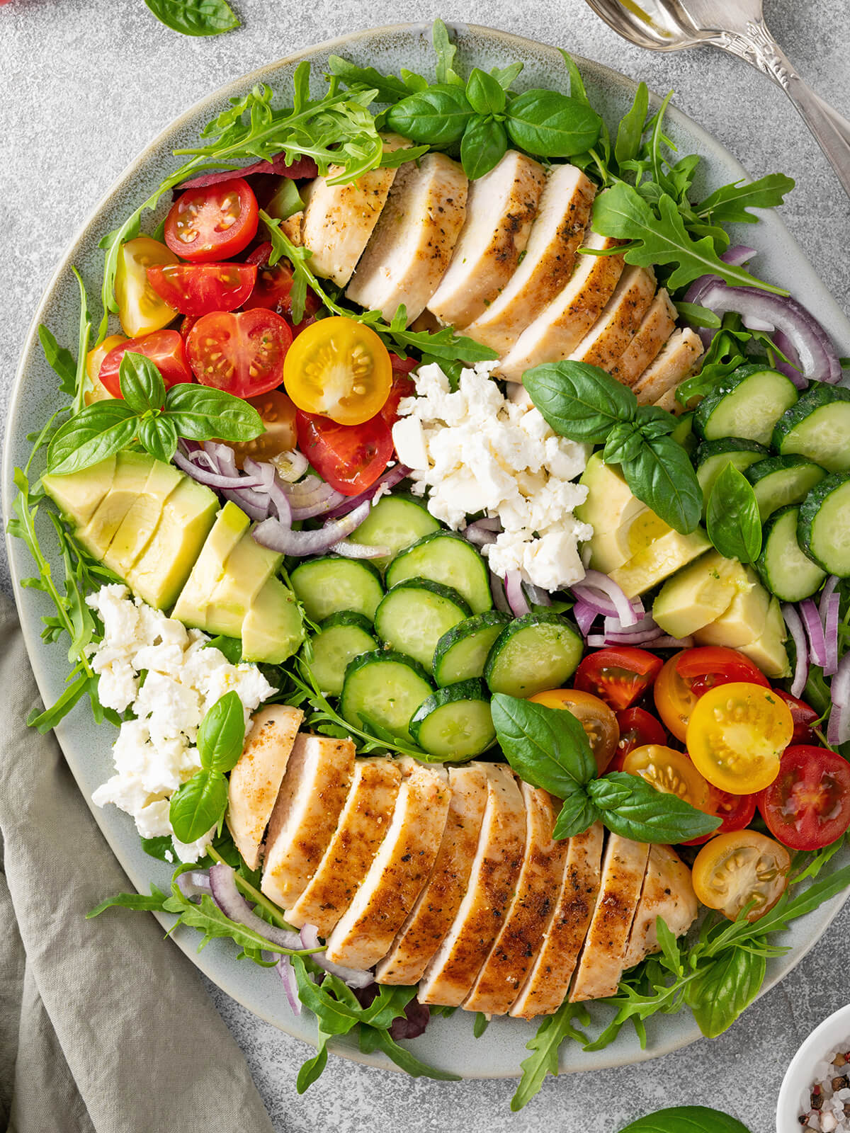 Hähnchen-Avocado-Feta-Salat von oben