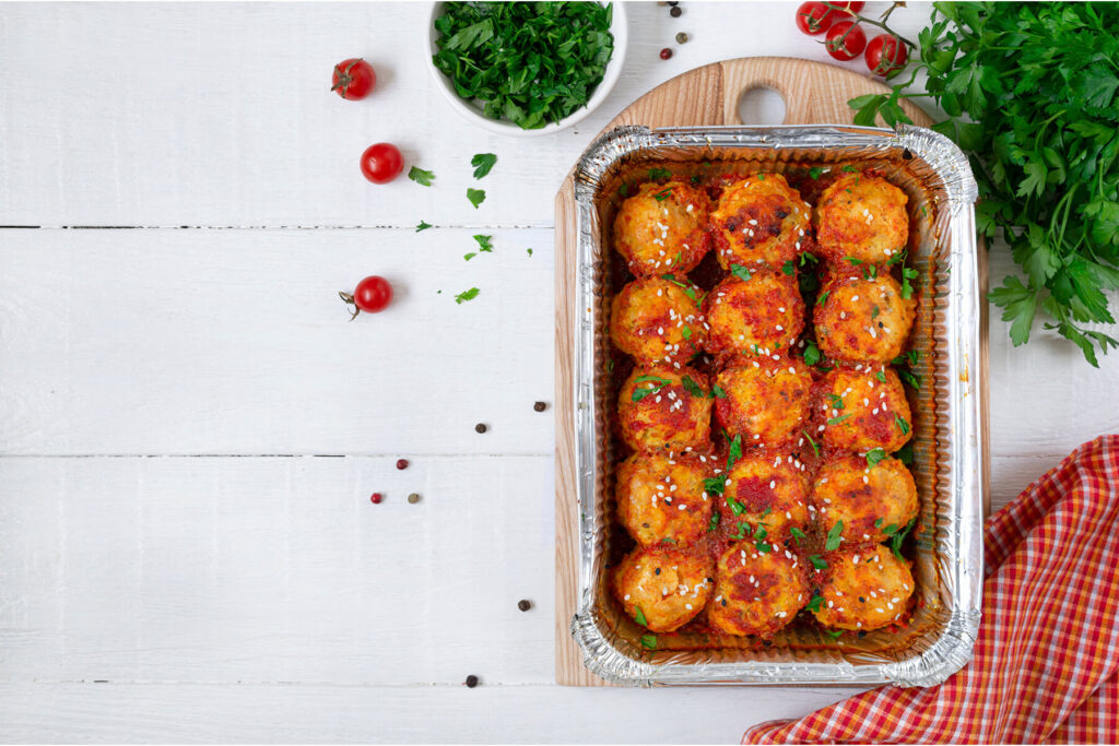 Hähnchen-Hackbällchen mit Reis in Tomatensauce in Auflaufform