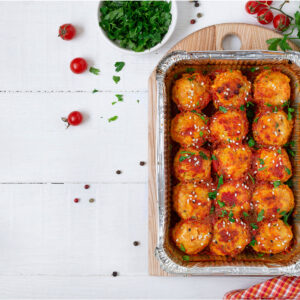 Hähnchen-Hackbällchen mit Reis in Tomatensauce in Auflaufform