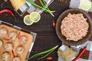 Hähnchen-Hackbällchen vor dem Backen