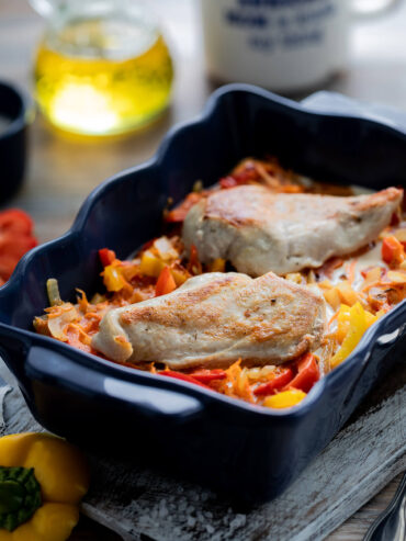 Hähnchenfilet mit Paprika in dunkelblauer Keramikform