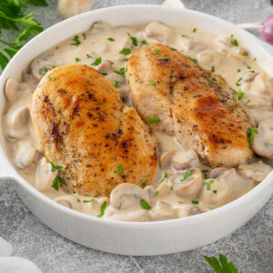 Hähnchenbrust in Pilz-Sahne-Sauce in weißer Keramikform