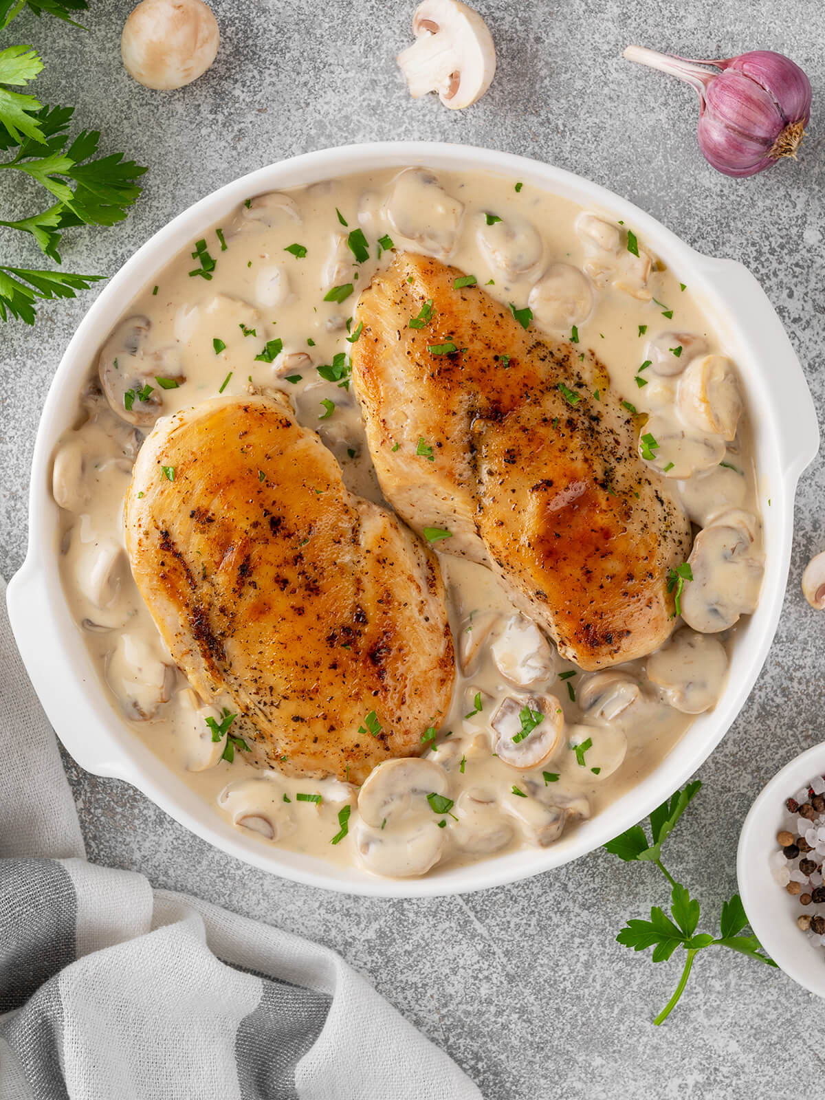 Hähnchenbrust mit Pilz-Sahne-Sauce serviert