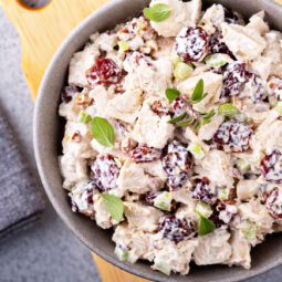 Hähnchensalat mit getrockneten Kirschen