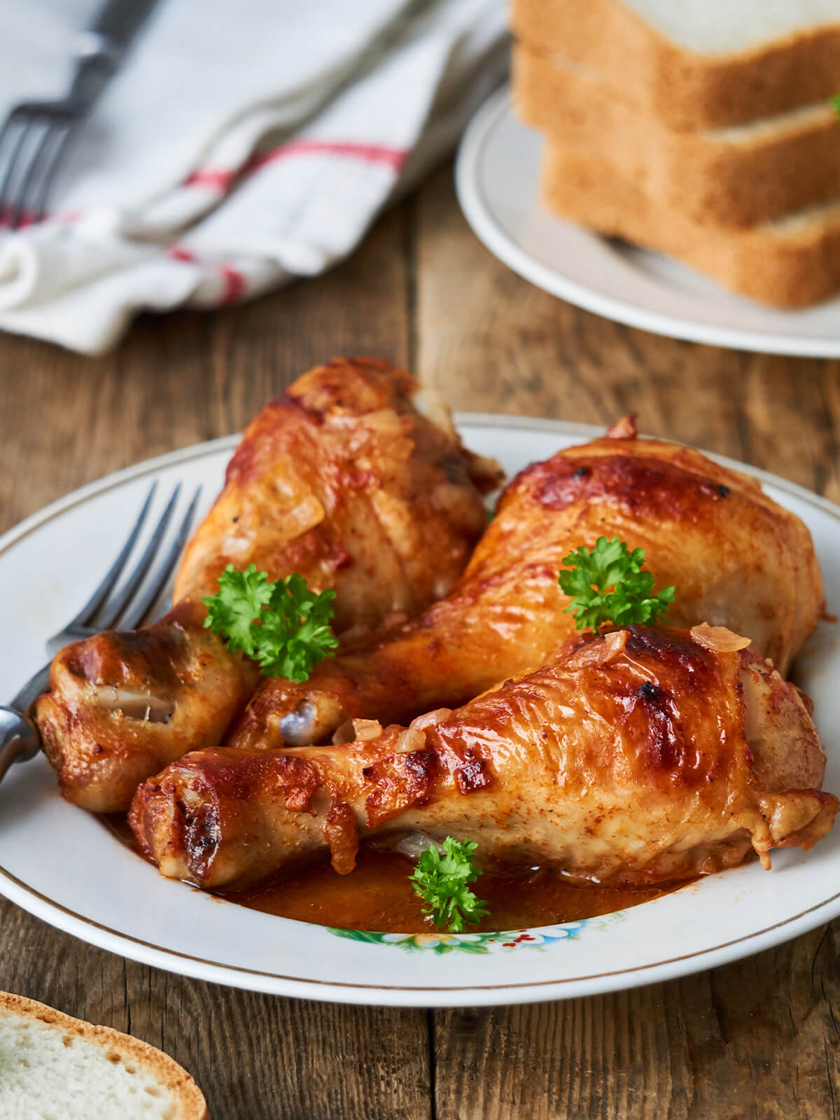 Hähnchen-Unterschenkel in Paprika-Zwiebel-Sauce auf einem Teller