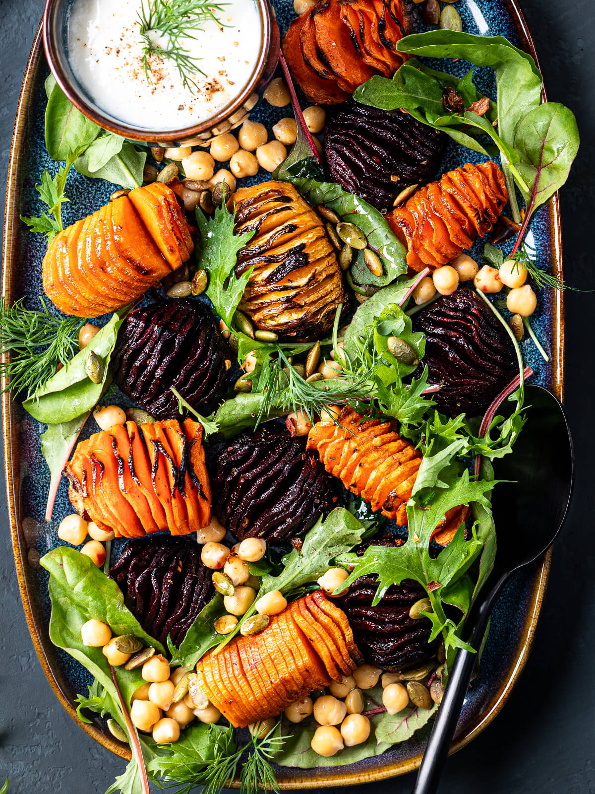 Hasselback-Wurzelgemüse-Salat mit Kichererbsen