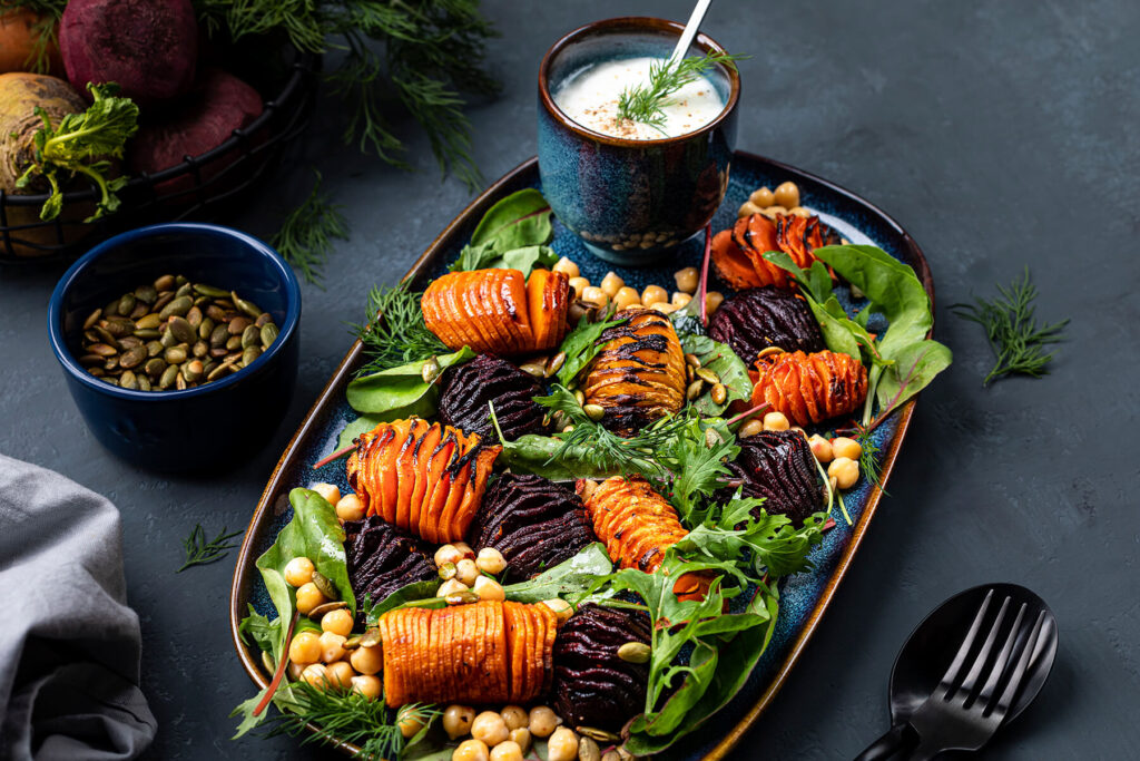 Hasselback-Wurzelgemüse-Salat mit Kichererbsen