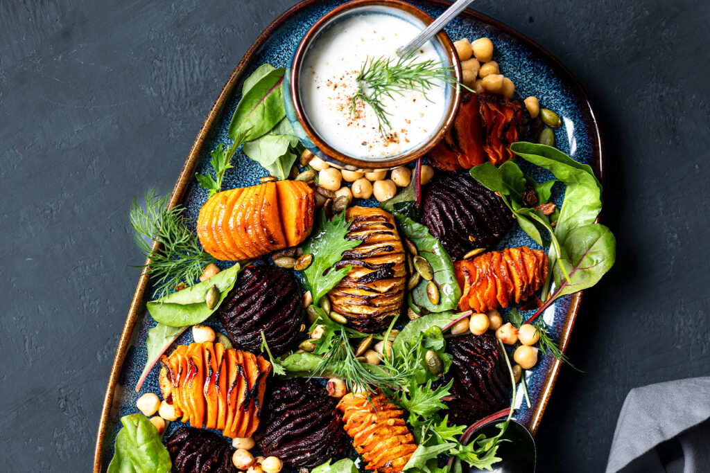 Hasselback-Wurzelgemüse-Salat mit Kichererbsen