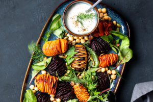 Hasselback-Wurzelgemüse-Salat mit Kichererbsen