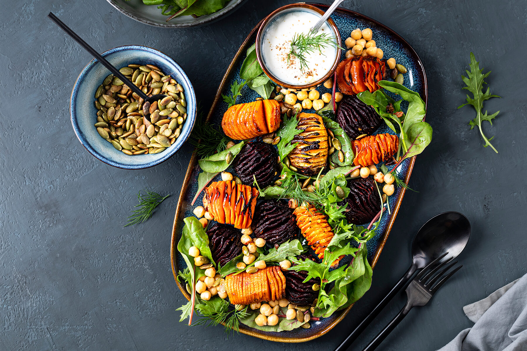 Hasselback-Wurzelgemüse-Salat mit Kichererbsen