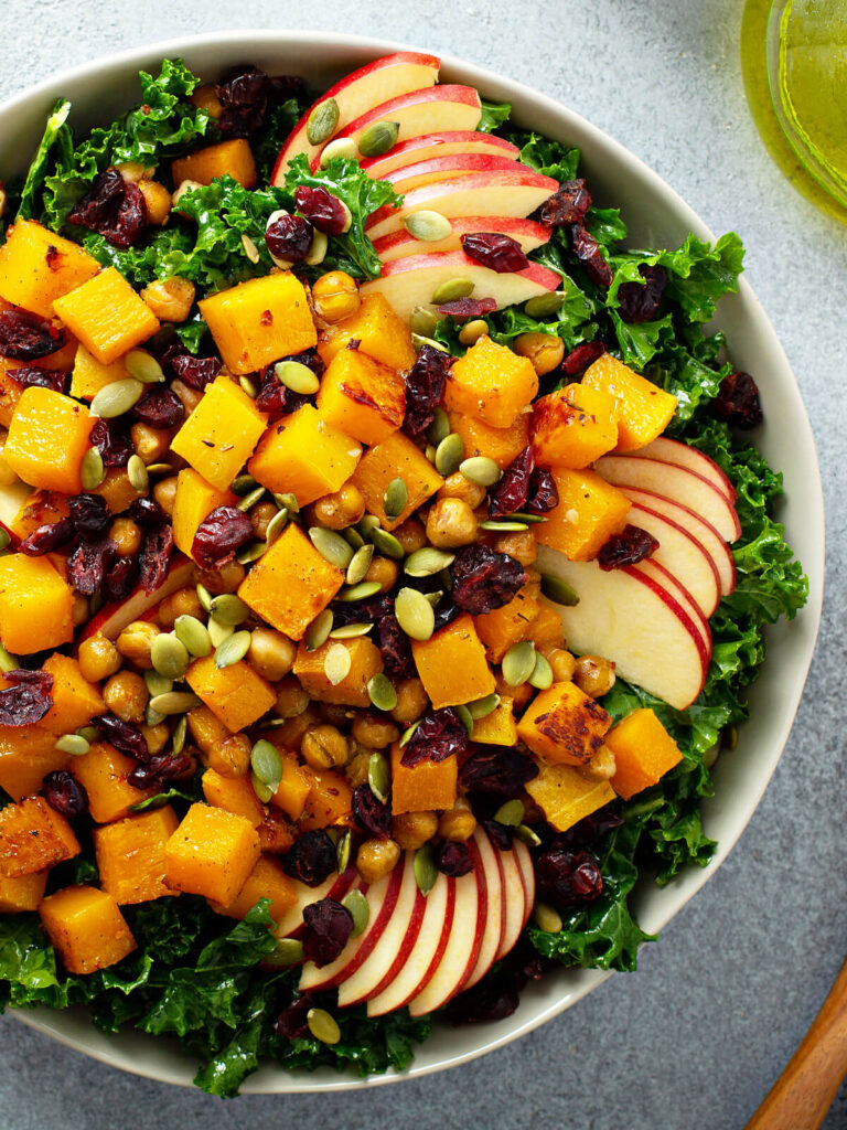 Warmer Herbst-Winter-Salat mit Grünkohl und Butternut-Kürbis
