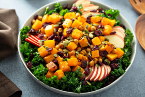Warmer Herbst-Winter-Salat mit Grünkohl und Butternut-Kürbis