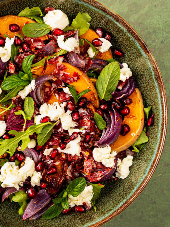 Warmer Herbstsalat mit geröstetem Kürbis, Chorizo & Mozzarella