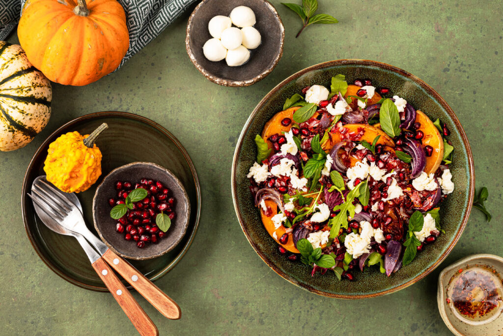 Warmer Herbstsalat mit geröstetem Kürbis, Chorizo & Mozzarella