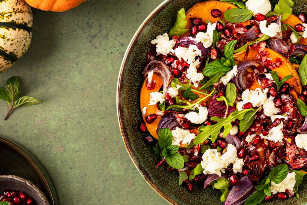 Warmer Herbstsalat mit geröstetem Kürbis, Chorizo & Mozzarella