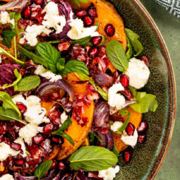 Warmer Herbstsalat mit geröstetem Kürbis, Chorizo & Mozzarella
