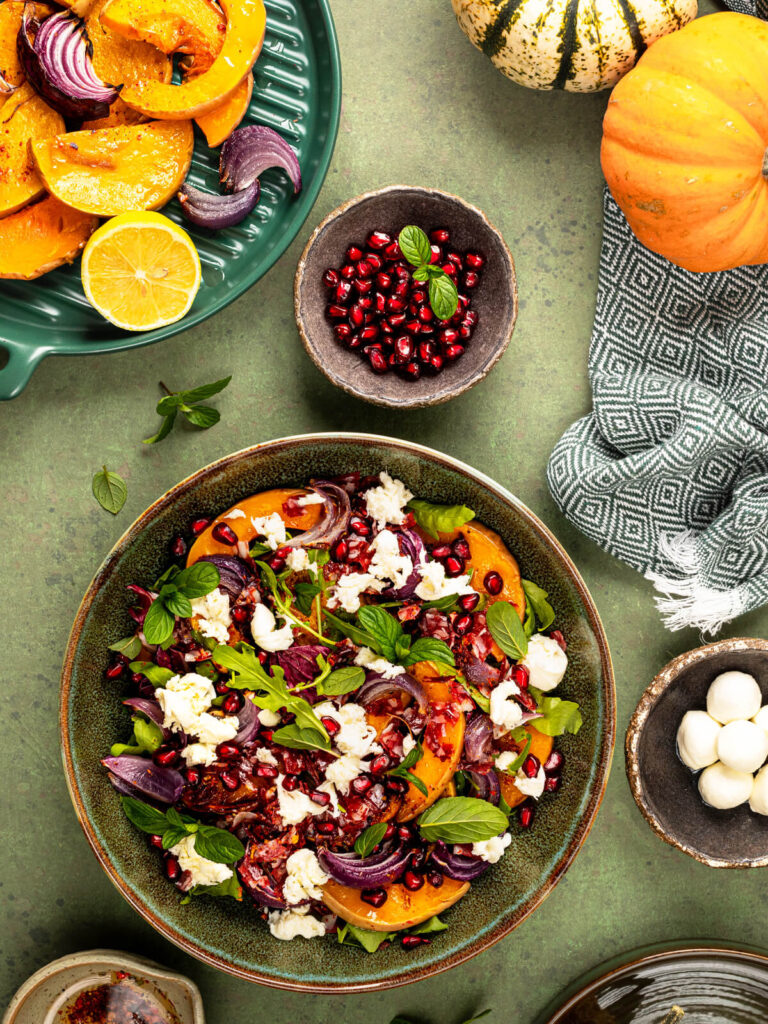 Warmer Herbstsalat mit geröstetem Kürbis, Chorizo & Mozzarella