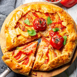 Herzhafte Galette mit Kartoffeln, Speck und Tomaten