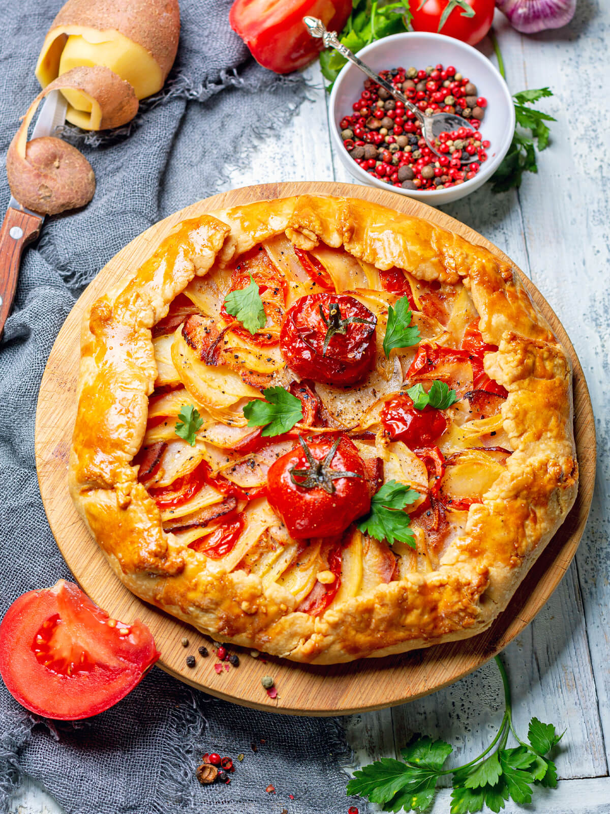 Herzhafte Galette mit Kartoffeln, Speck und Tomaten
